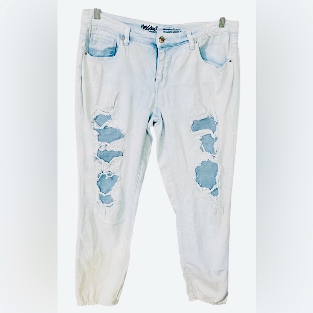 Mossimo Women’s Distressed Mid Rise Size 12 Skinny Jeans.